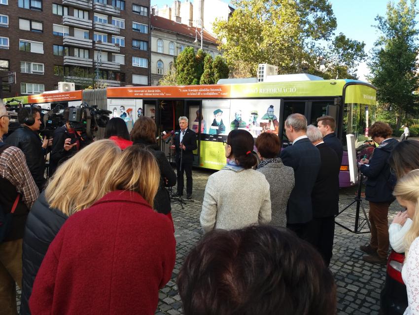 Varga Benedek főigazgató (MNM) köszöntője a busz útra indításakor a Múzeumkertben