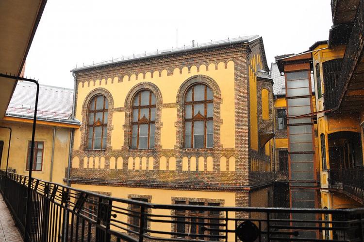 A Szentkirályi utcai épületszárnyban (Francsek Imre, 1904-06) a templom alatt nyert a műemléki könyvtár és a levéltár elhelyezést