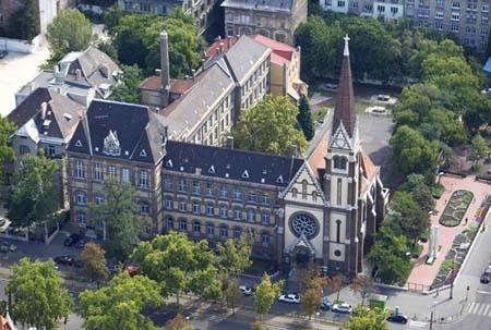 A világhírű tudósokat nevelő evangélikus fasori (egykor fiú-)gimnázium 1904-ben költözött korábbi helyéről, a Sütő utcából a Városligeti fasorba. 